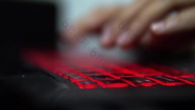 十几岁的黑客女孩攻击企业服务器黑暗打字红色的基斯移动PC键盘房间黑暗